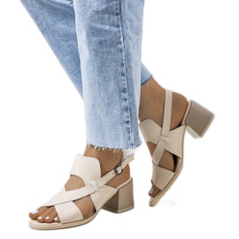 Sandalias de piel beige en el puesto de Destina