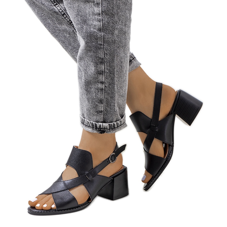 Sandalias negras de piel en el poste de Destina negro