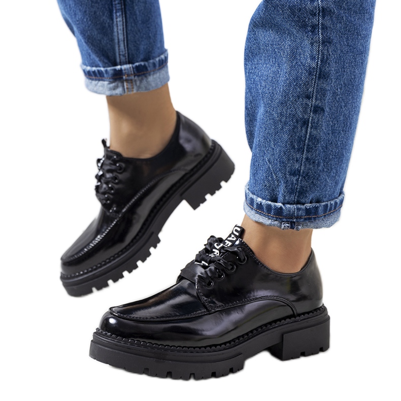 Zapatos lacados en negro de Aike