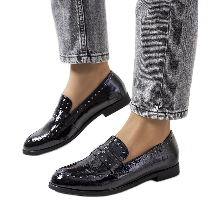 Zapatos negros de piel con tachuelas Rozerin