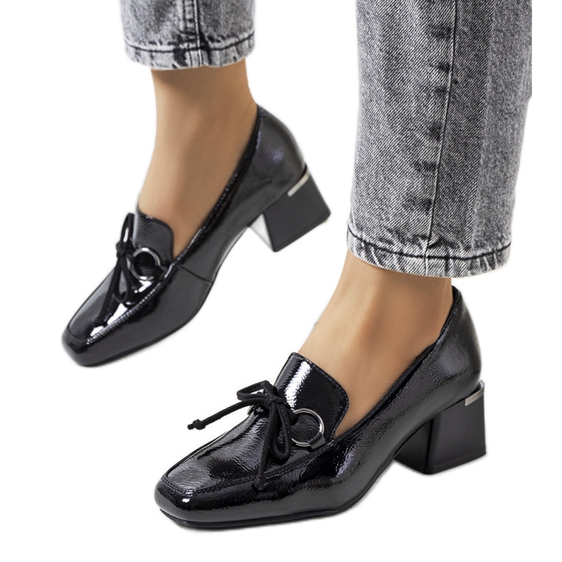 Zapatos de tacón lacados en negro de Monisha