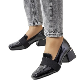 Zapatos lacados en negro en el puesto de Tammy.