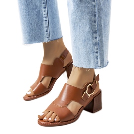 Sandalias marrones en el puesto de Lamia marrón