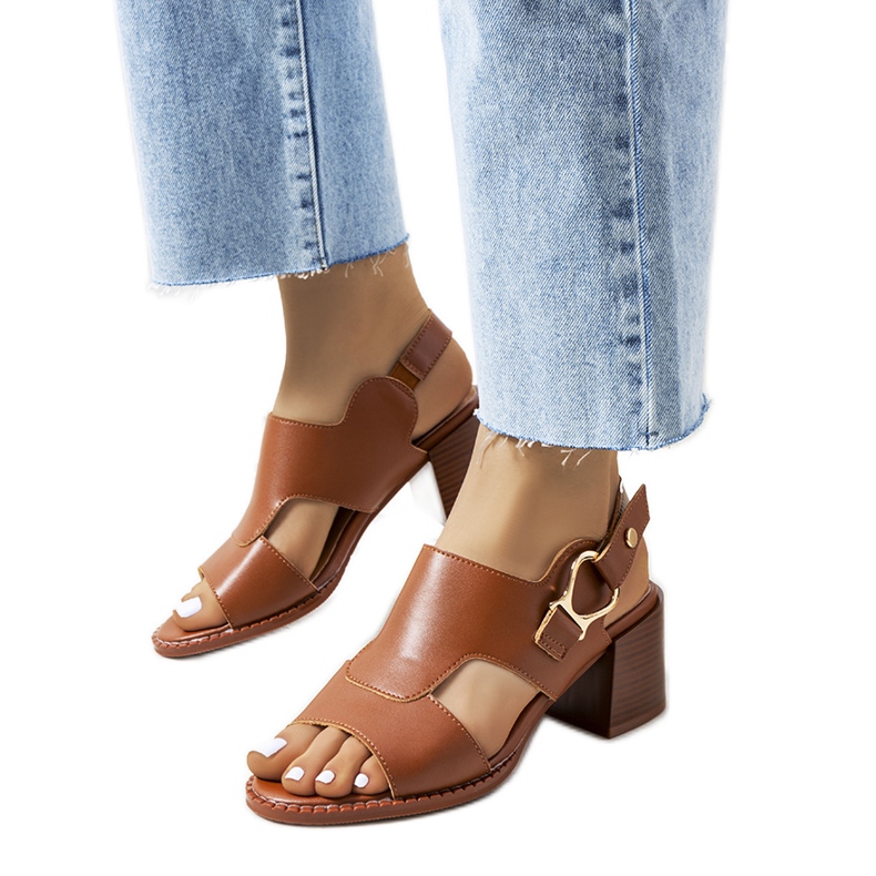 Sandalias marrones en el puesto de Lamia marrón