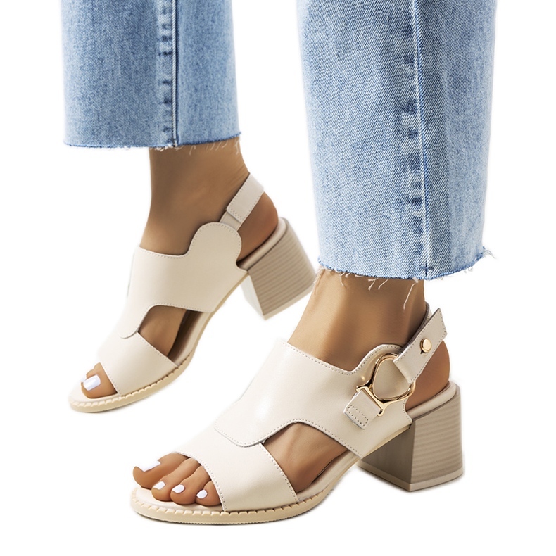 Sandalias beige en el puesto de Lamia.