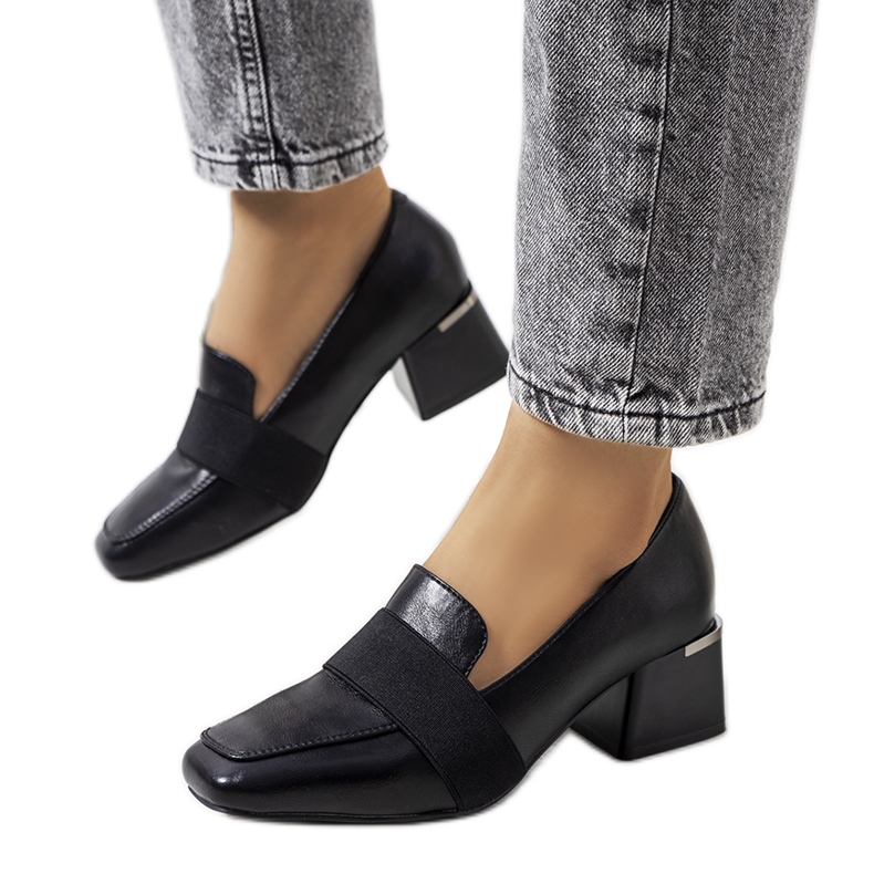 Zapatos brogue negros en el poste de Thoma Zapatos brogue negros en el poste de Thoma