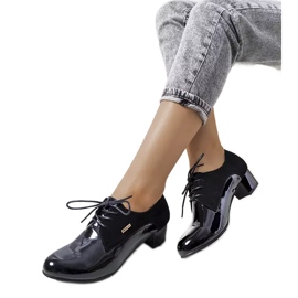 BM Zapatos brogue negros en la publicación Floore