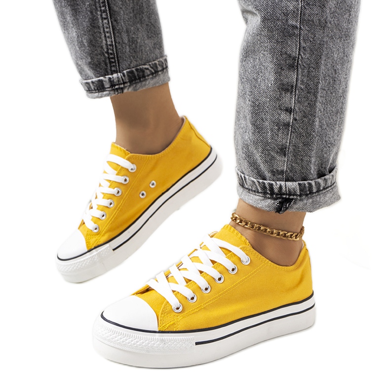 Zapatillas amarillas en la plataforma Wessel amarillo