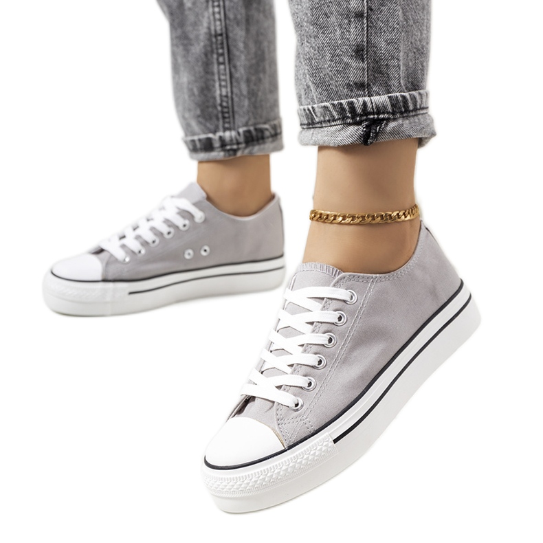 Zapatillas grises en la plataforma Wessel
