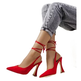 Zapatos rojos con cordones en el post de Lotti