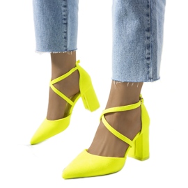 Bombas de color amarillo neón en el puesto de Hassing