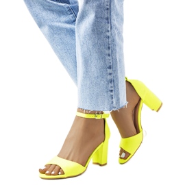 Sandalias amarillo neón en el poste de Polet