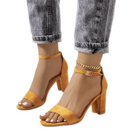 Sandalias marrones en el puesto de Karella. marrón multicolor