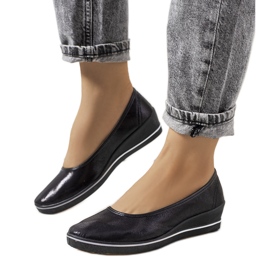 Zapatillas negras brillantes en la cuña Weide. negro
