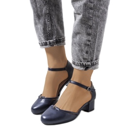 Zapatos de tacón azul marino en un poste bajo de Lynden