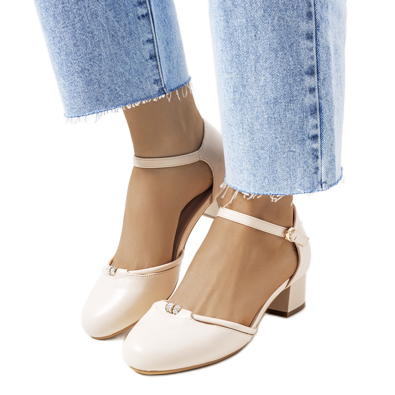 Bombas beige en un poste Lynden bajo Bombas beige en un poste Lynden bajo