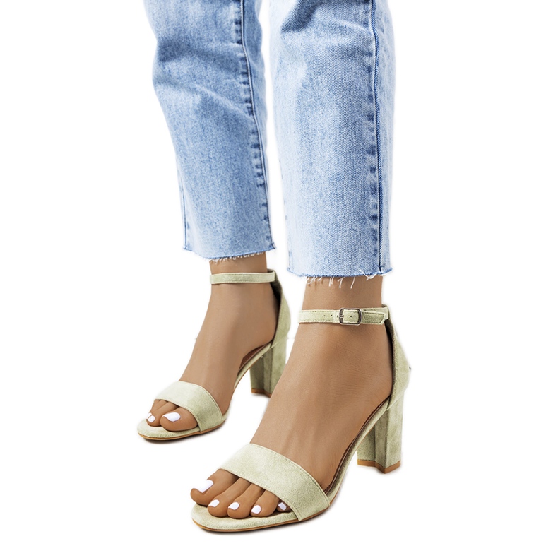 Sandalias verdes en un puesto de Karella