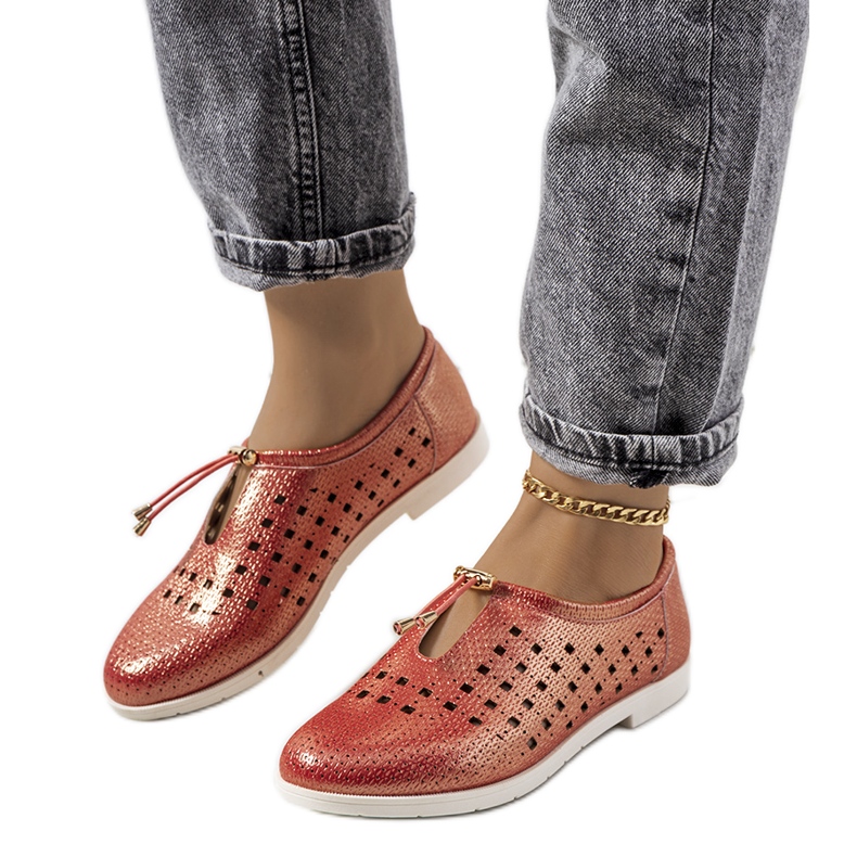 Los zapatos calados rojos de Cassinia marrón