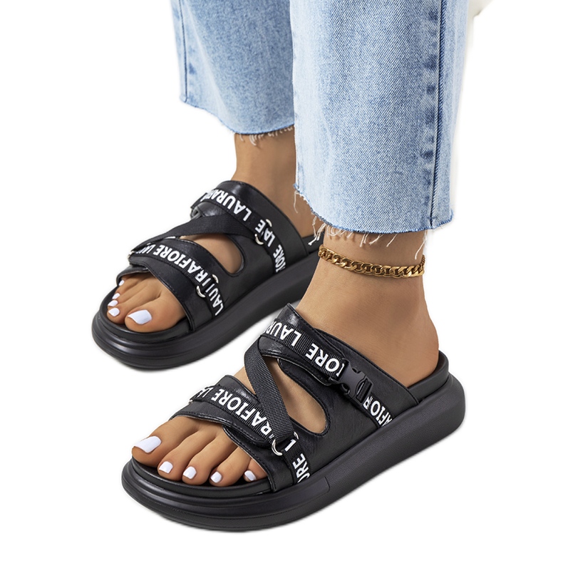 Zapatillas negras en la plataforma negro
