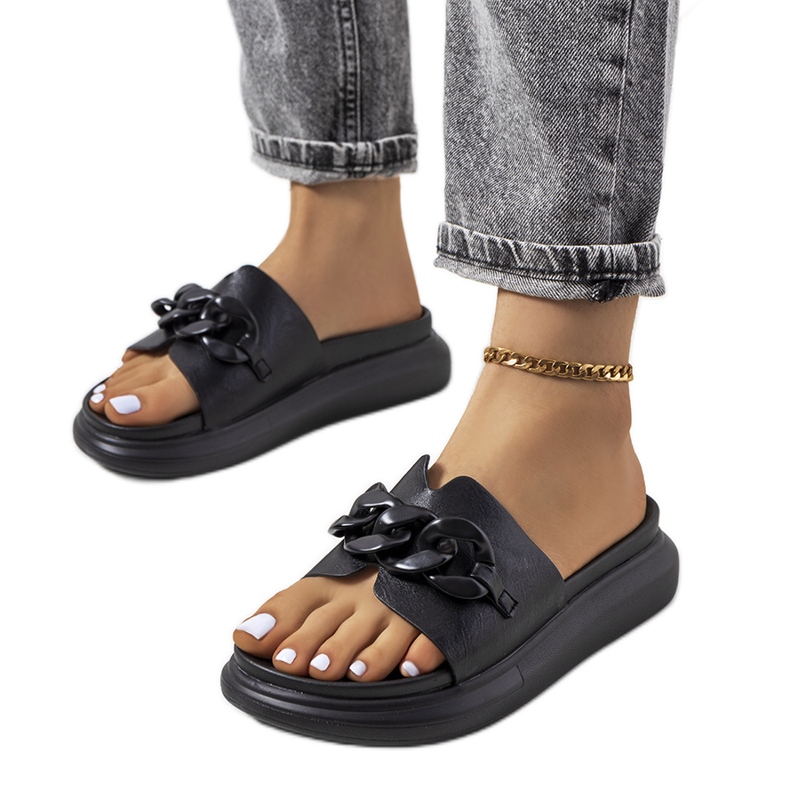 Babuchas negras con cadena Levy negro