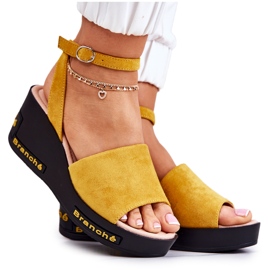 Vinceza Sandalias Mujer Cuña Ante Amarillo Cortena