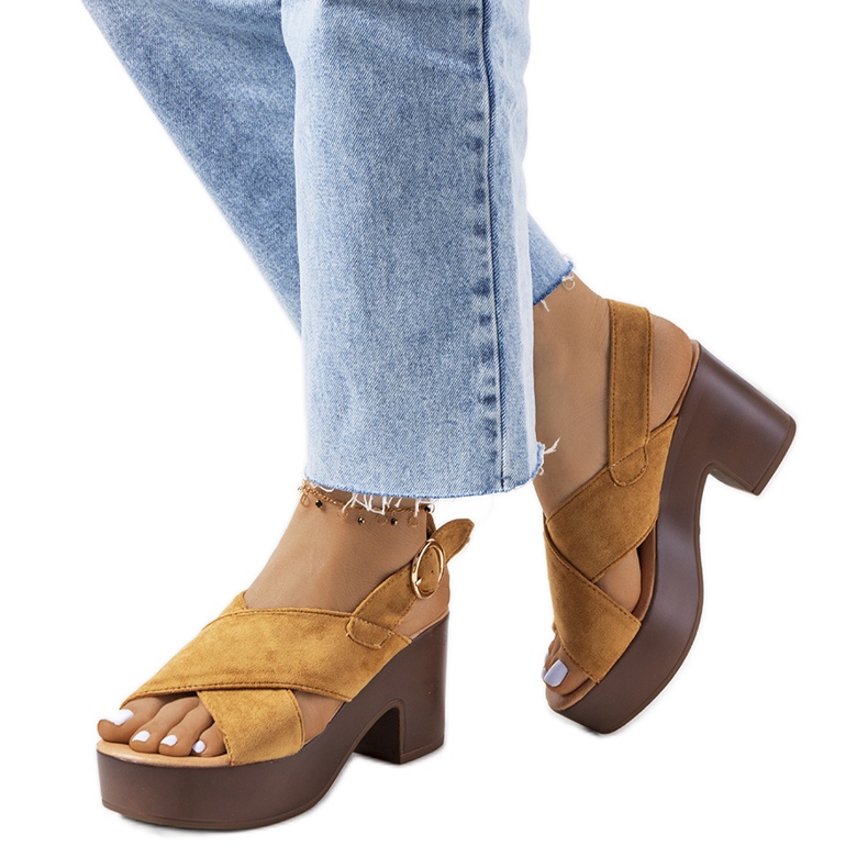 Sandalias marrones en la plataforma de la Capilla marrón Sandalias marrones en la plataforma de la Capilla marrón