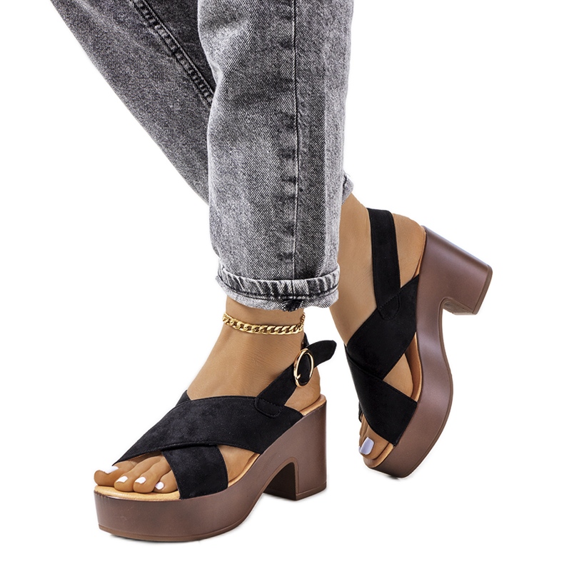 Sandalias negras en la plataforma de la Capilla negro