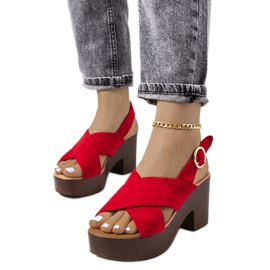 Sandalias rojas en la plataforma de la Capilla rojo
