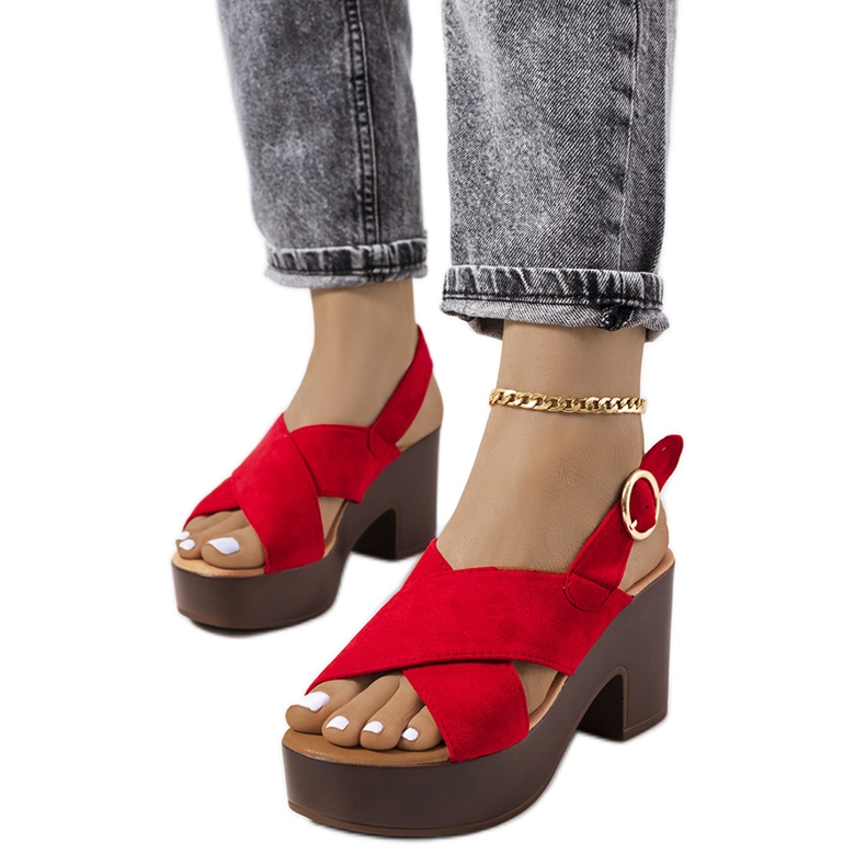 Sandalias rojas en la plataforma de la Capilla rojo Sandalias rojas en la plataforma de la Capilla rojo