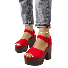 Sandalias rojas en la plataforma Duncan rojo