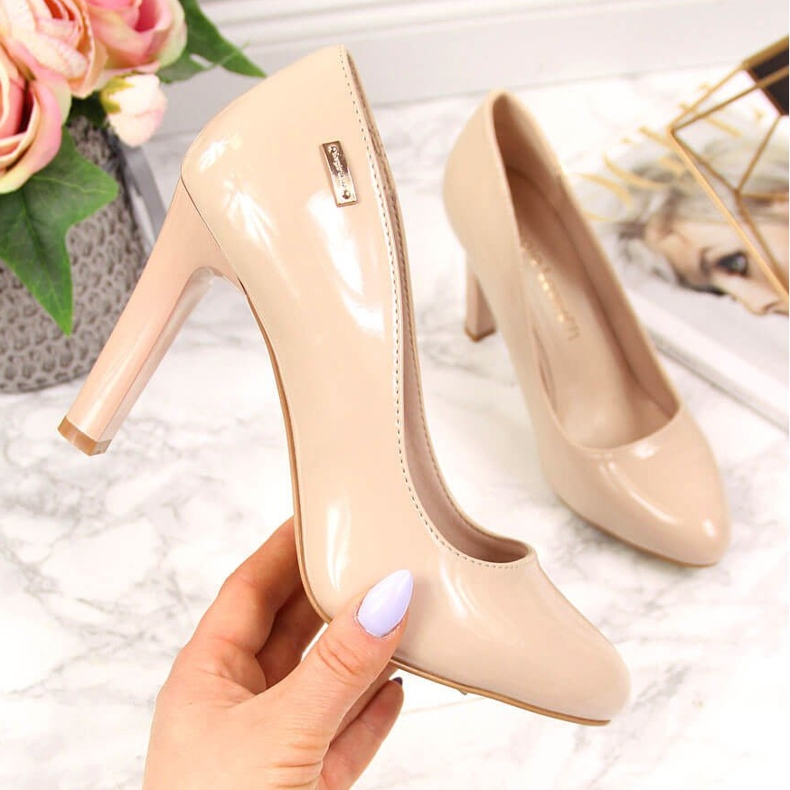 Zapatos de salón lacados en el post nude Sergio Leone beige