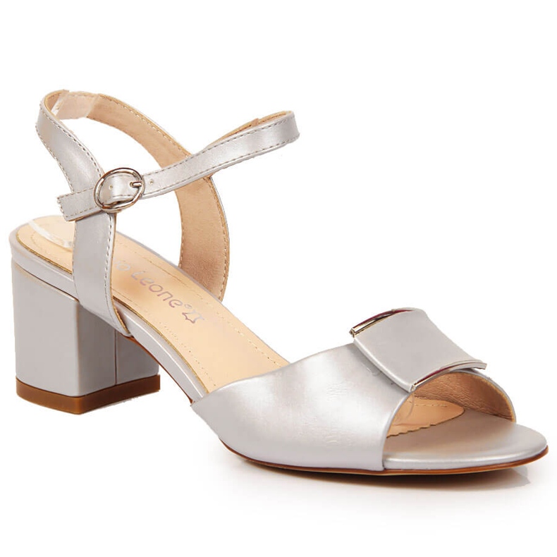 Sandalias plateadas en el poste de Sergio Leone beige