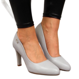 Zapatos de salón en el clásico poste gris de Sergio Leone