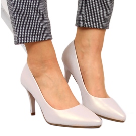 Bombas en un stiletto beige perla Sergio Leone