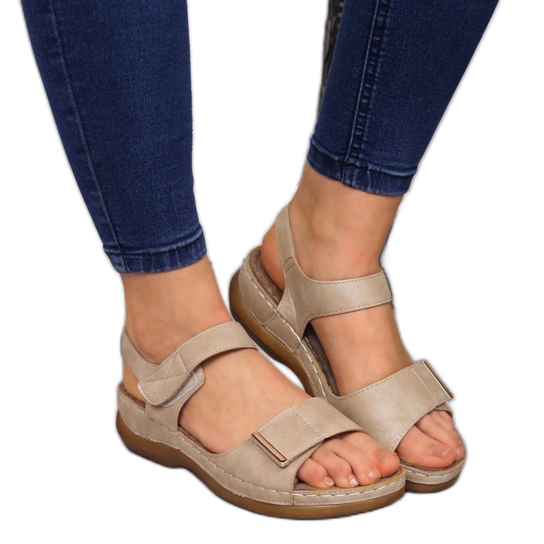Sandalias mujer con cuña beige velcro eVento