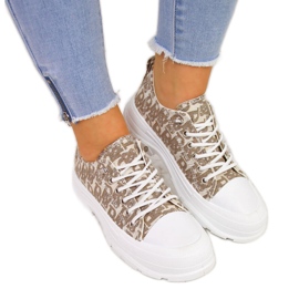 Zapatillas beige de mujer en la plataforma con inscripciones Sabatina.