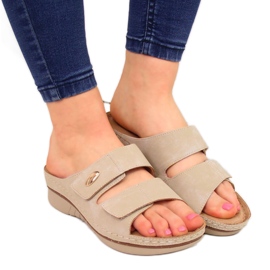 Cómodas zapatillas de casa de mujer con velcro beige eVento
