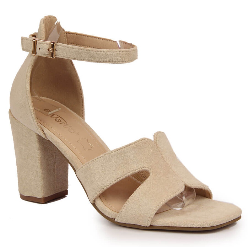 Sandalias beige de mujer en el puesto eVento