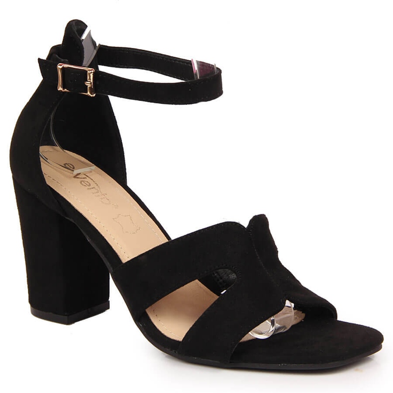 Sandalias de mujer negras eVento en el puesto. negro