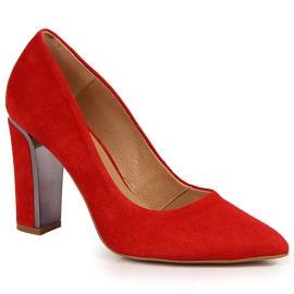 Bombas de terciopelo de cuero en un poste rojo de Juma Bombas de terciopelo de cuero en un poste rojo de Juma