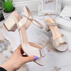 Sandalias sobre poste beige nacarado de Sergio Leone