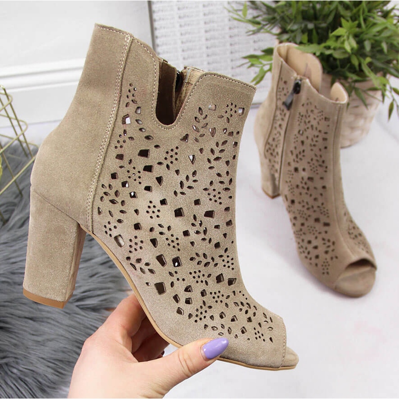 Botas de mujer de cuero calado en el poste Juma beige.
