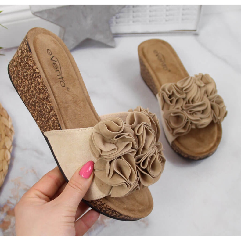 Zapatillas casa mujer cuña beige con flores eVento