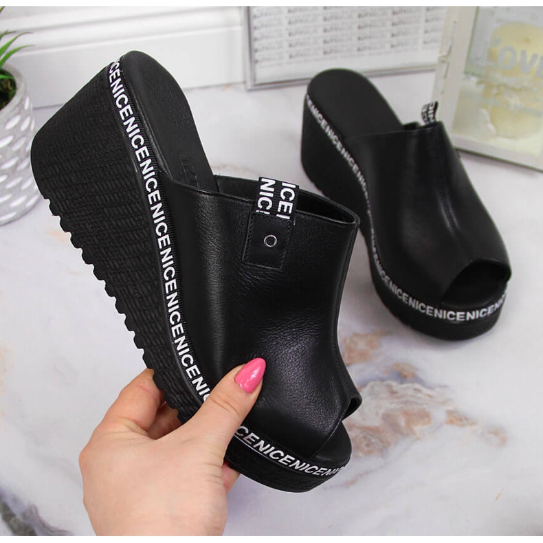 Babuchas de mujer de piel sobre cuña Artiker negra negro
