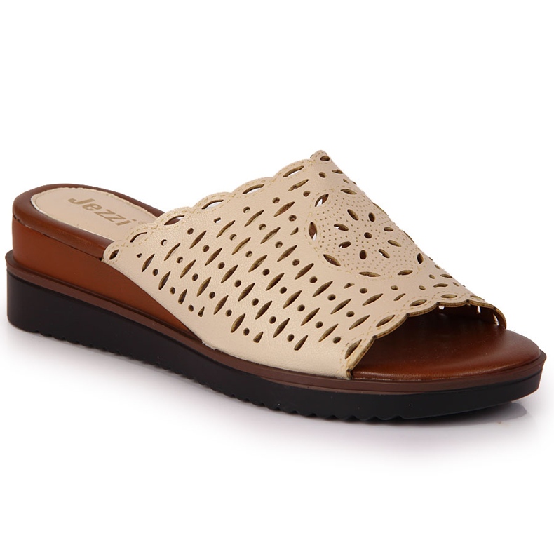 Babuchas Jezzi beige con cuña calada para mujer