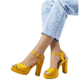 Sandalias mostaza en un puesto Gale amarillo