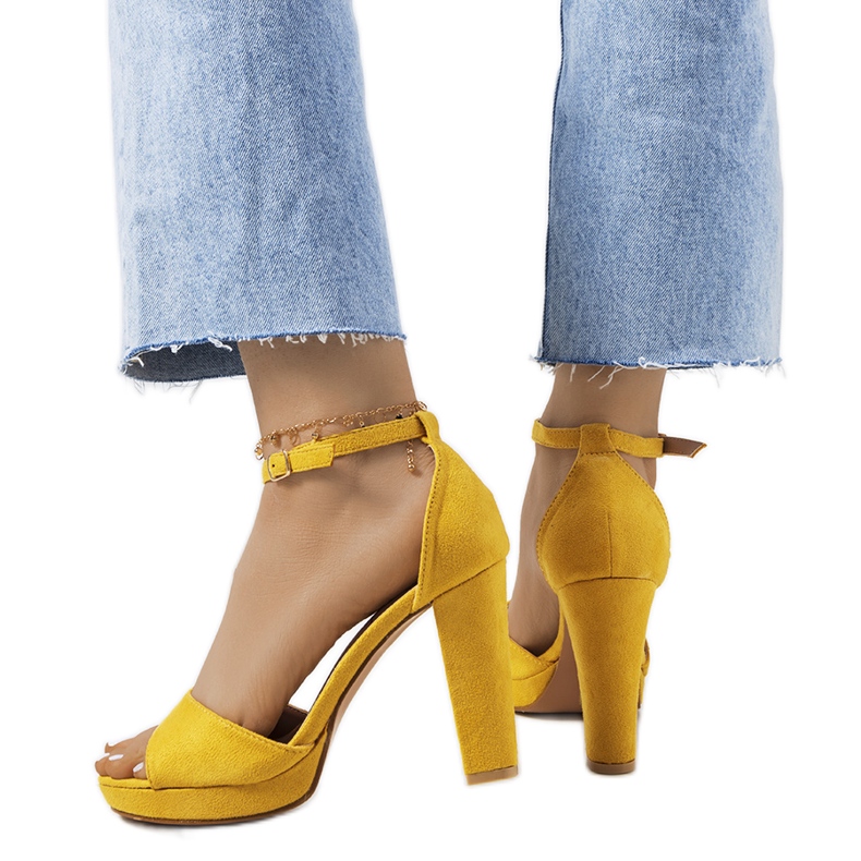 Sandalias amarillas en el puesto de Saldana amarillo