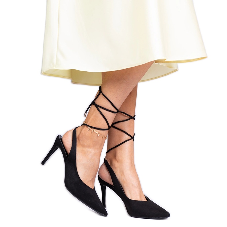 Tacones negros con tacón abierto. Tacones negros con tacón abierto.