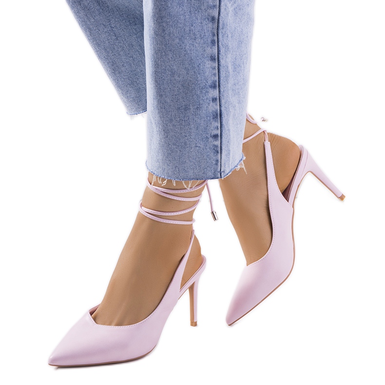 Zapatos de tacón rosa con cordones de Latvala. rosado