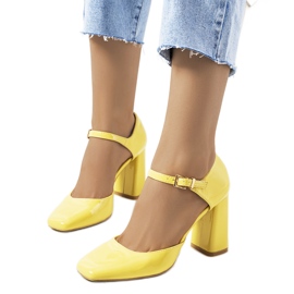 Bombas amarillas en el puesto de Clemente amarillo